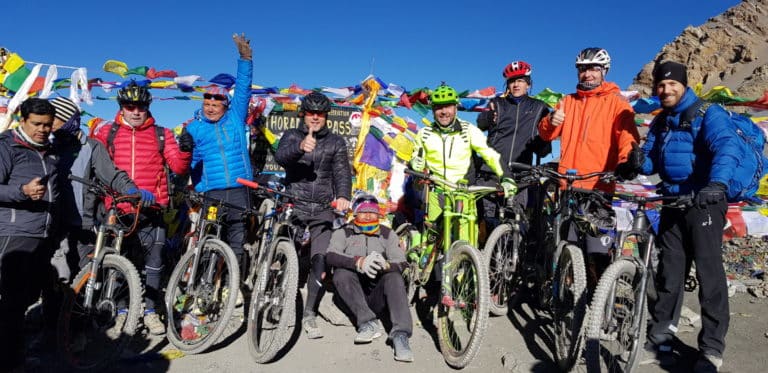 Mit dem Mountainbike rund um die Annapurna: Unsere Mtb-Gruppe happy am Thorong La (5435 m)