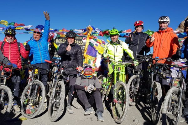 Mit dem Mountainbike rund um die Annapurna: Unsere Mtb-Gruppe happy am Thorong La (5435 m)