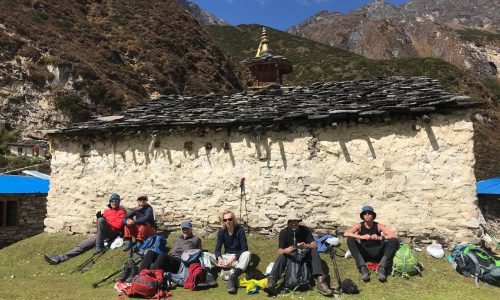 Nepal: Rund um den Manaslu (T162): Trekker machen Rast an der Punggen Gompa