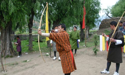 Bhutan-Reise: Bogenschützen beim Training