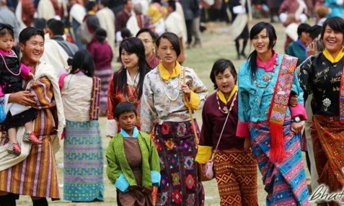 Bhutan, Kulturreise: Fröhliche Menschen auf dem Weg zu einem Klosterfest