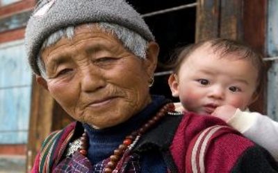 Bhutan: Frau mit Kind am Rücken