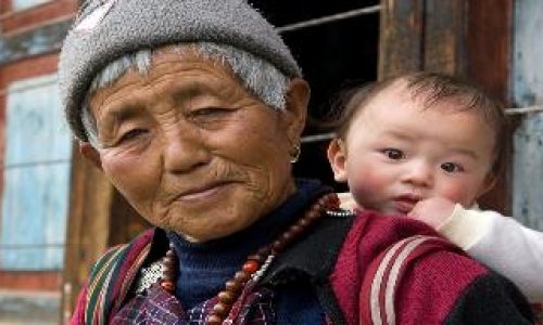 Bhutan: Frau mit Kind am Rücken