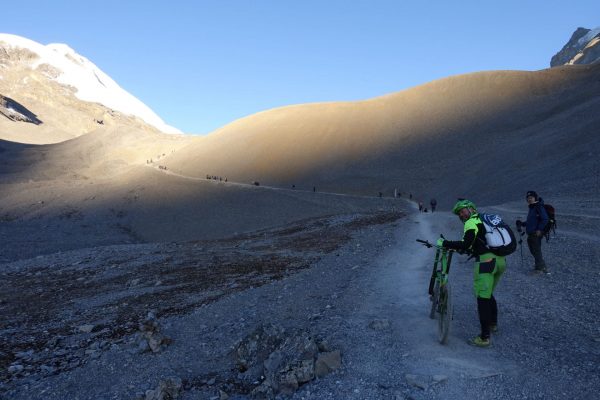 Nepal: Mit dem Mountainbike rund um die Annapurna (2018): Angekommen am Thorong La (T903): atemberaubende Landschaft