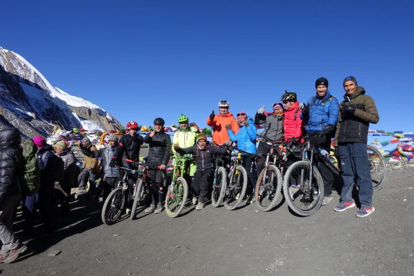 Nepal: Mountainbiker auf der Annapurna-Umrundung. Glücklich angekommen am Thornog La (5435 m)