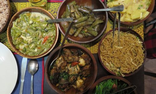 Bhutan: Vielfalt beim Abendessen im Hotel