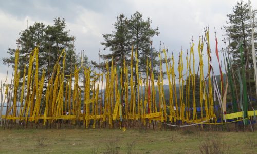 Reise quer durch Bhutan: die typischen Gebetsfahnen