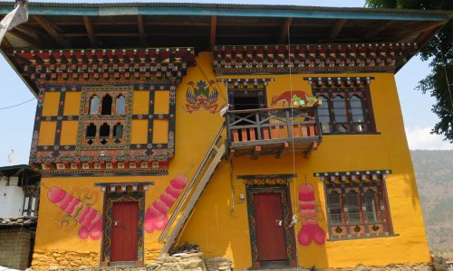 Bhutan: Hausfassade mit dem Phallus-Symbol