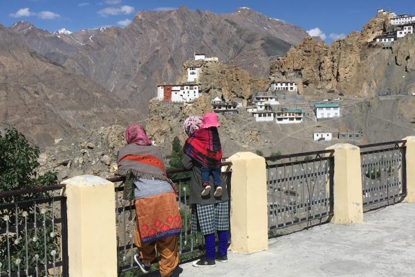 Frauen im Ort Dhankar genießen den Blick ins Spiti-Valley