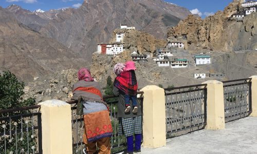 Frauen im Ort Dhankar genießen den Blick ins Spiti-Valley
