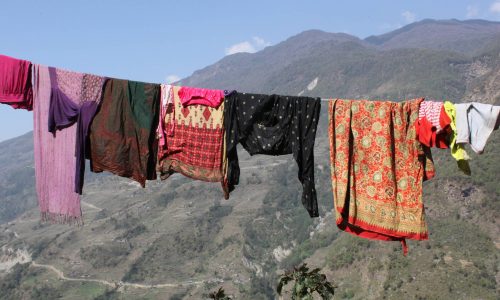 Wäsche flattert im Wind vor Bergkulisse