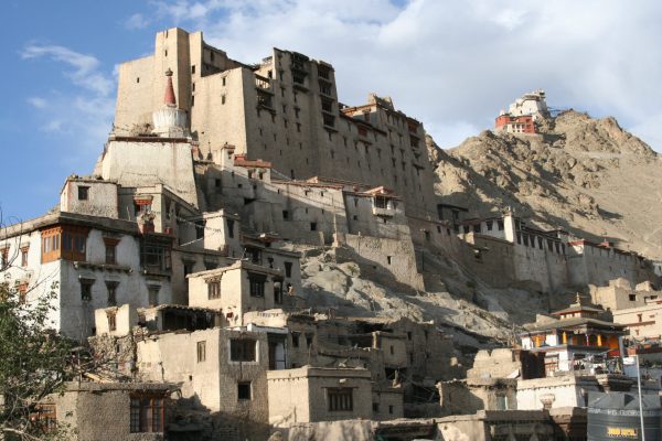Ladakh: Leh Palace, im Hintergrund das Tsempo-Kloster