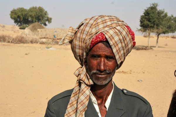 Stolzer Mann mit Turban in der Wüste Thar (Rajasthan)