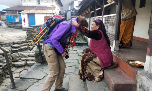 Willkommensgruß und Blessing in Bhujung. Nepal, Sikles Trek (T116)