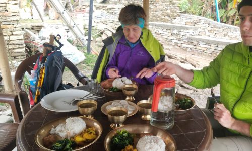 Zum Mitaggessen gibts Dhal Bat. T116 Sikles Trek