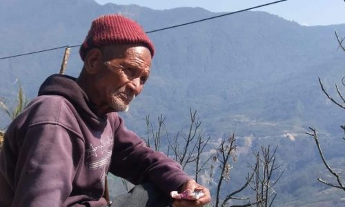 Mann am Wegesrand auf dem Weg von Bhujung nach Tamagaon (T116 Sikles Trek, Nepal)