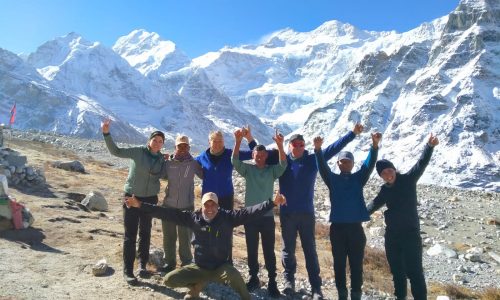 Angekommen am Kanchnjunga Base Camp in Nepal - eine erfolgreiche Gruppe von Himalaya Fair Trekking freut sich