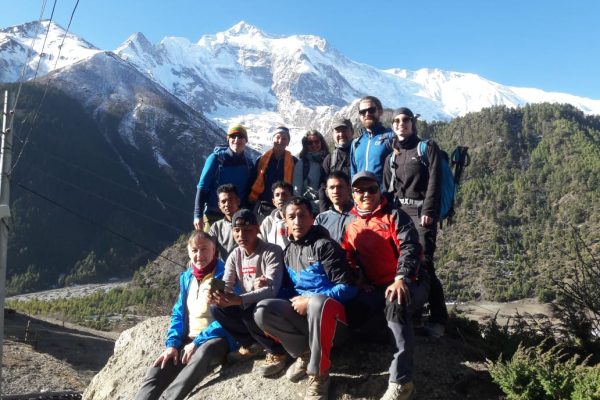 Nepal | Annapurna Runde: Gruppe von Trekkern auf dem Weg von Pisang nach Manang
