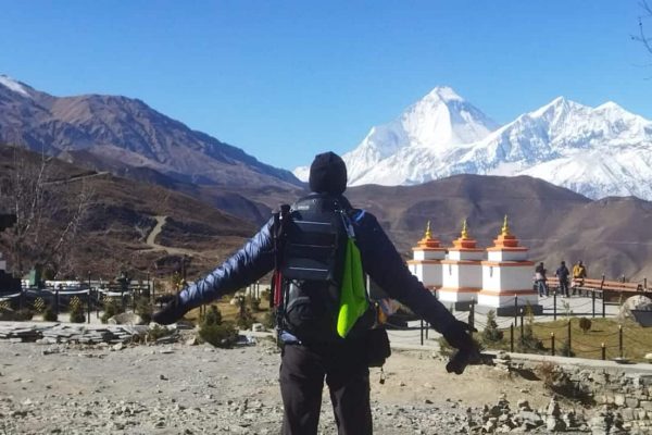 Nepal | Annapurna-Trek: Großer Buddha in Muktinath mit Blick auf Dhaulagiri