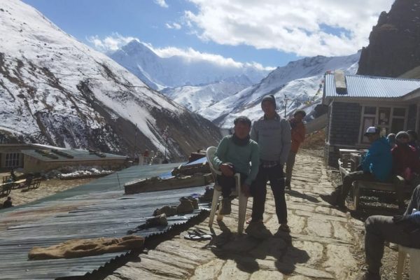 Nepal | Annapurna Runde: Aufwärmen in der Nachmittagssonne in Thorong Phedi